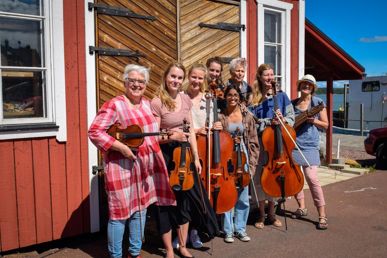 Från vänster, Siv Ekström, Francine Eriksson, Mieke Ruina, Prachi Ruina, Lydia Eriksson, Whitney Vannouhuys och Kickan Franzén. 
