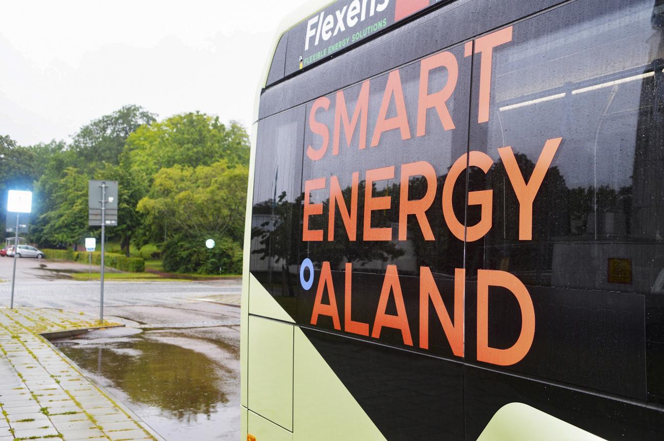 270720 , 27072020 , 20200727 , Smart Energy Åland ,Flexens och landskapsregeringen som den här veckan hartagit en elbuss till Åland. Tanken är att man får provåka elbussen som förväntasm komma permanent till Åland 2022 , eldrift , eldriven buss , miljöbuss , miljövänlig kollektivtrafik *** Local Caption *** @Bildtext:Smart Energy Åland står tillsammans med FLexens och landskapsregeringen bakom initiativet till en elbuss.