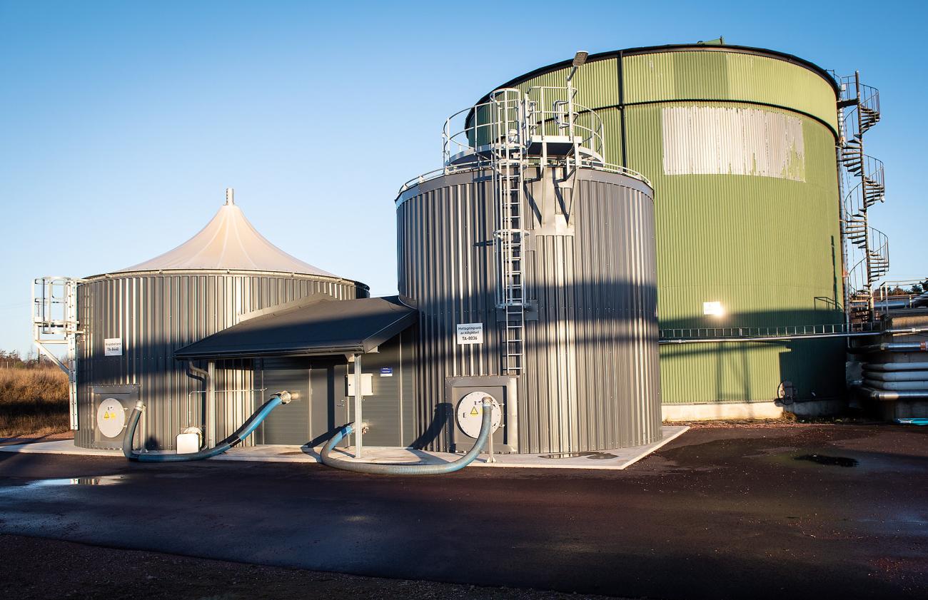 Biogas, biogasanläggning vid Orklas fabrik, Chips *** Local Caption *** @Bildtext:Framme i bild de två nya tankarna för nötgödsel samt biogödsel. Bakom den gröna rötkammaren.@Normal:<@Foto>Foto: Daniel Eriksson