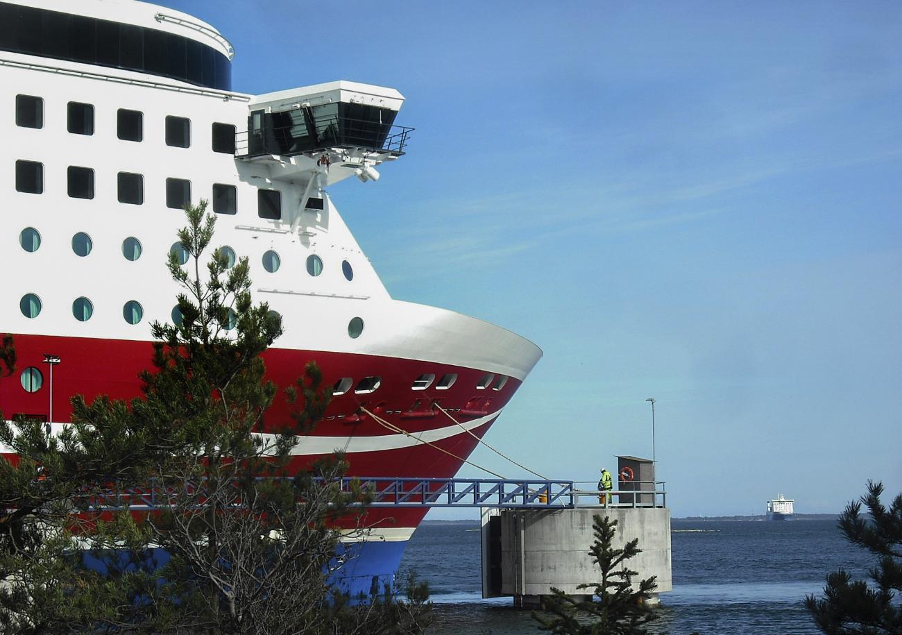 270320 , 27032020 , 20200327 , Långnäs hamn , Viking Line har fått specialtillstånd att angöra Långnäs hamn under den närmaste tiden pga corona pandemin ,.Viking Grace tog iland i Långnäs istället för i Mariehamn , transport , sjöfart , fartyg 