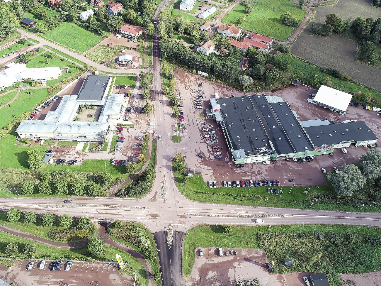 Finström, Godby, Flygbilder *** Local Caption *** @Bildtext:Olycksrisken i korsningen mitt i Godby är hög. Därför vill kommunen ha en rondell. Dessutom delar korsningen centrumkärnan i fyra delar.