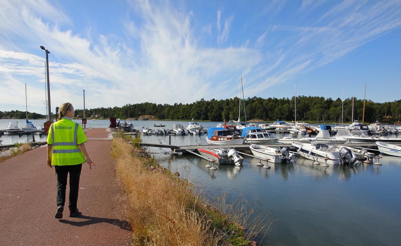 210716 Mariehamns stad hamnkontoret ,	Hamnmästare Helena Jansson , övervakning att fritidsbåtshamn områdena sköts *** Local Caption *** @Bildtext:Hamnbolaget hyr ut cirka 680 båtplatser och hårdast tryck är det på de vid Lervik och Nabben.@Normal:<f"Geneva">Foto: Robert Jansson