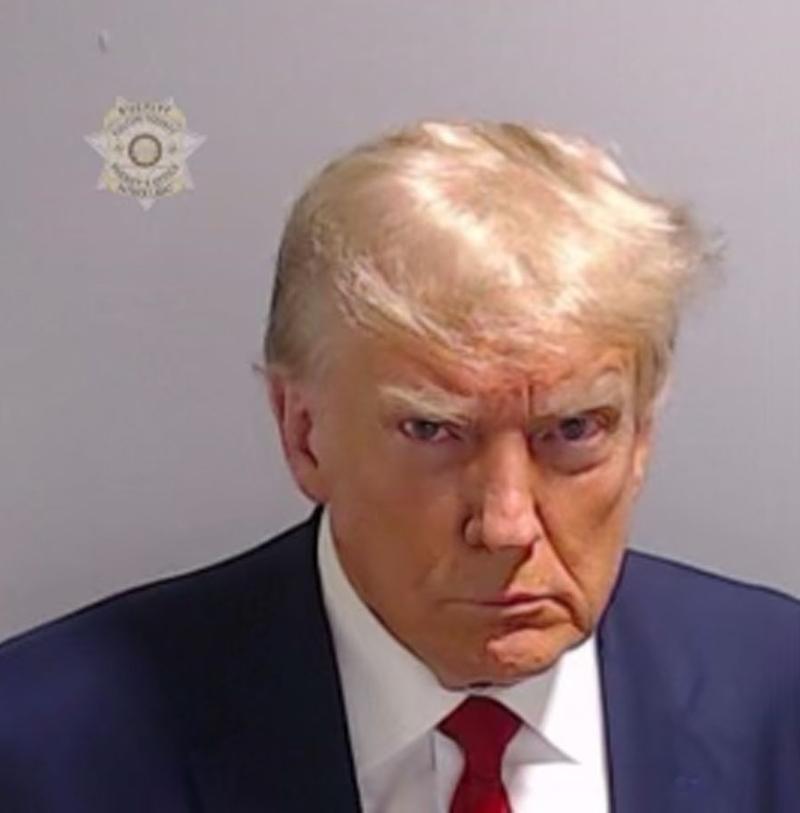 Donald Trump använder ivrigt den ”mug shot”, som togs i samband med att han arresterades och sedermera släpptes mot borgen i Georgia, för att samla in mer pengar och skapa större stöd.