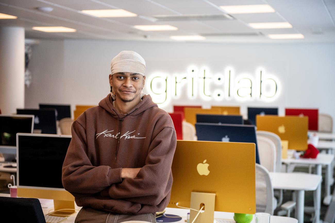 Friheten som grit_lab-konceptet innebär uppskattas av Salaam Foon. Han siktar på att få jobb i den åländska tech-sektorn när han är klar.