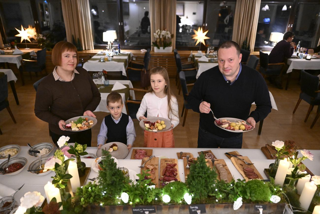 Hela familjen Söderlund – Johanna, Max, Alina och Kjell – frossade i julmat på Nautical.