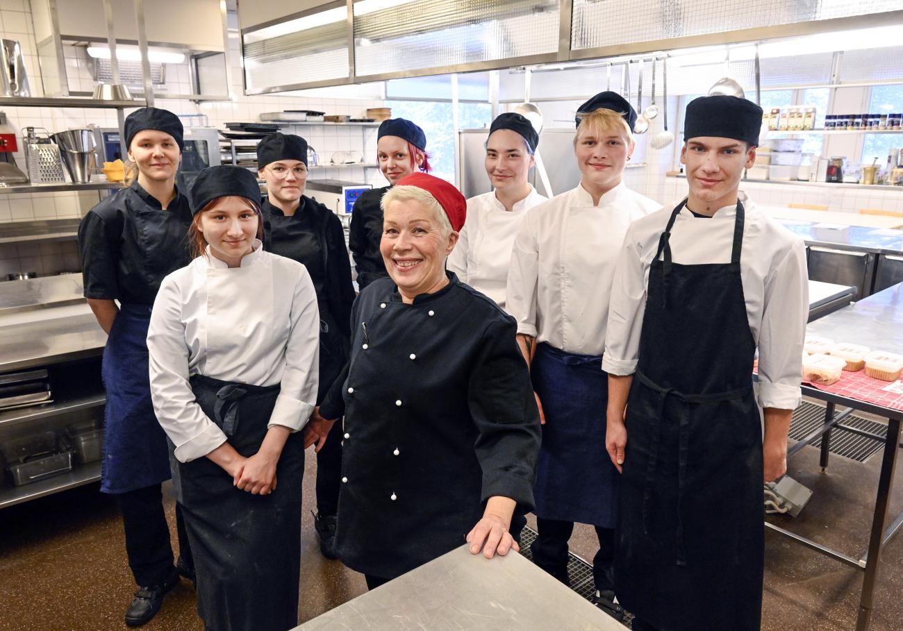 Marie-Louise Dahlman i mitten med sin klass på Ålands yrkesgymnasium.