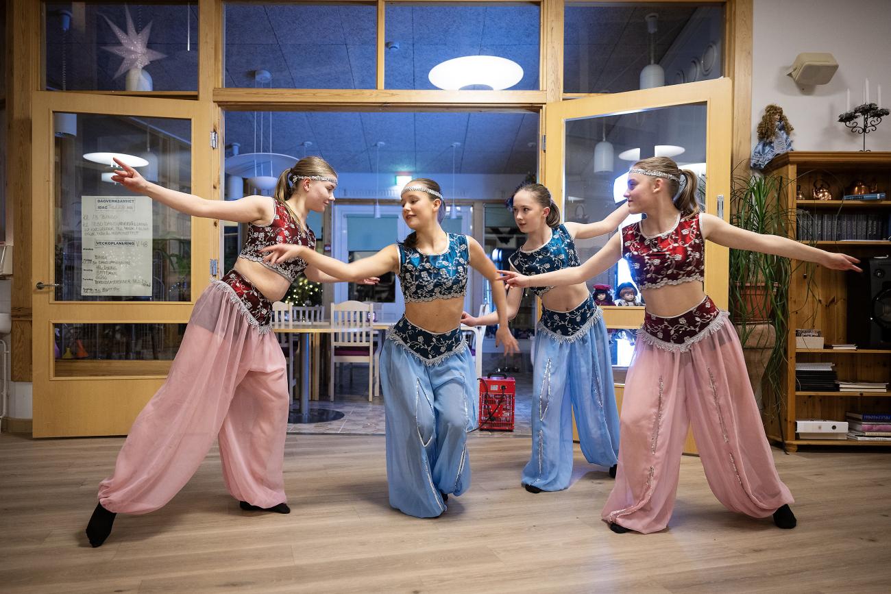 Karin Bergman, Amanda Waller, Minna Granlund och Amelie Silverström uppträder med arabisk dans.
