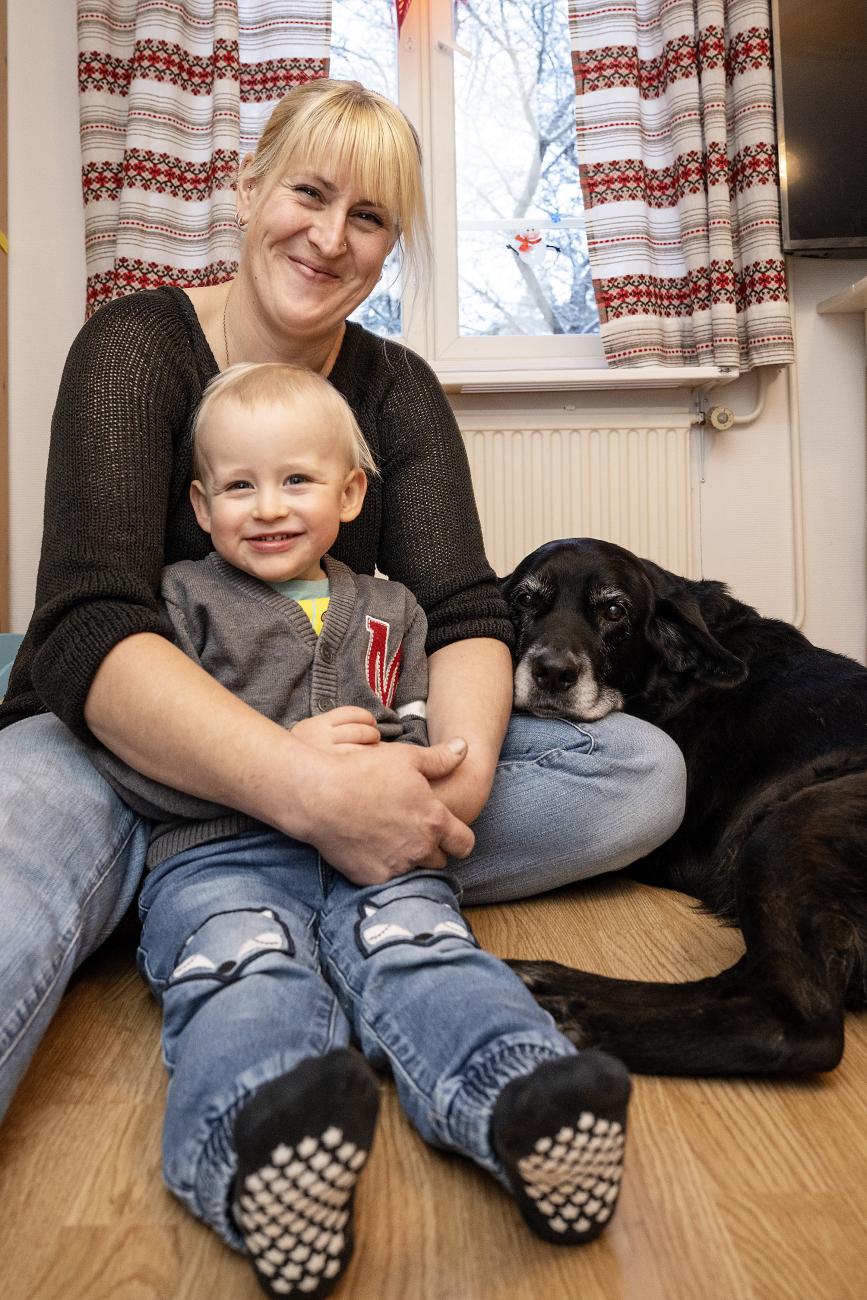 Linda Josefsson med sonen Allan och hunden Buddy.