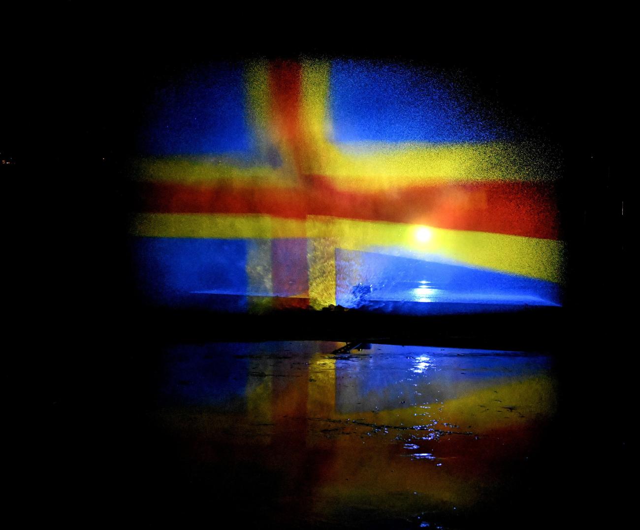 311222 , 31122022 , 20221231 , Nyår , nyårsfirande , Nytt år 2023 , Åland 100 ljusshow som ordnades vid Slemmern *** Local Caption *** @Bildtext:Ålands flagga i holografisk form.
