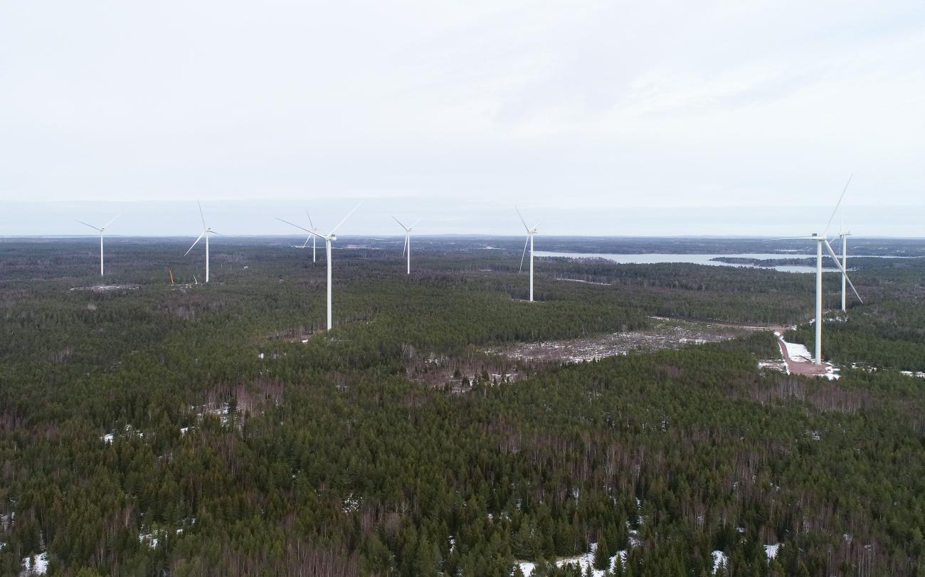 080322 , 08032022 , 20203008 , Långnabba vindkraftpark , sista vindkraftverket montering av vingarna startar under kvällen , vindkraft , alternativ energi , el , grön el , vindkraftpark , Allwinds , bygge av vindkraftverk , flygbild , flygfoto *** Local Caption *** @Bildtext:De tio vindkraftverken i Långnabba, Eckerö står nu på plats.<@Foto>Foto: Robert Jansson