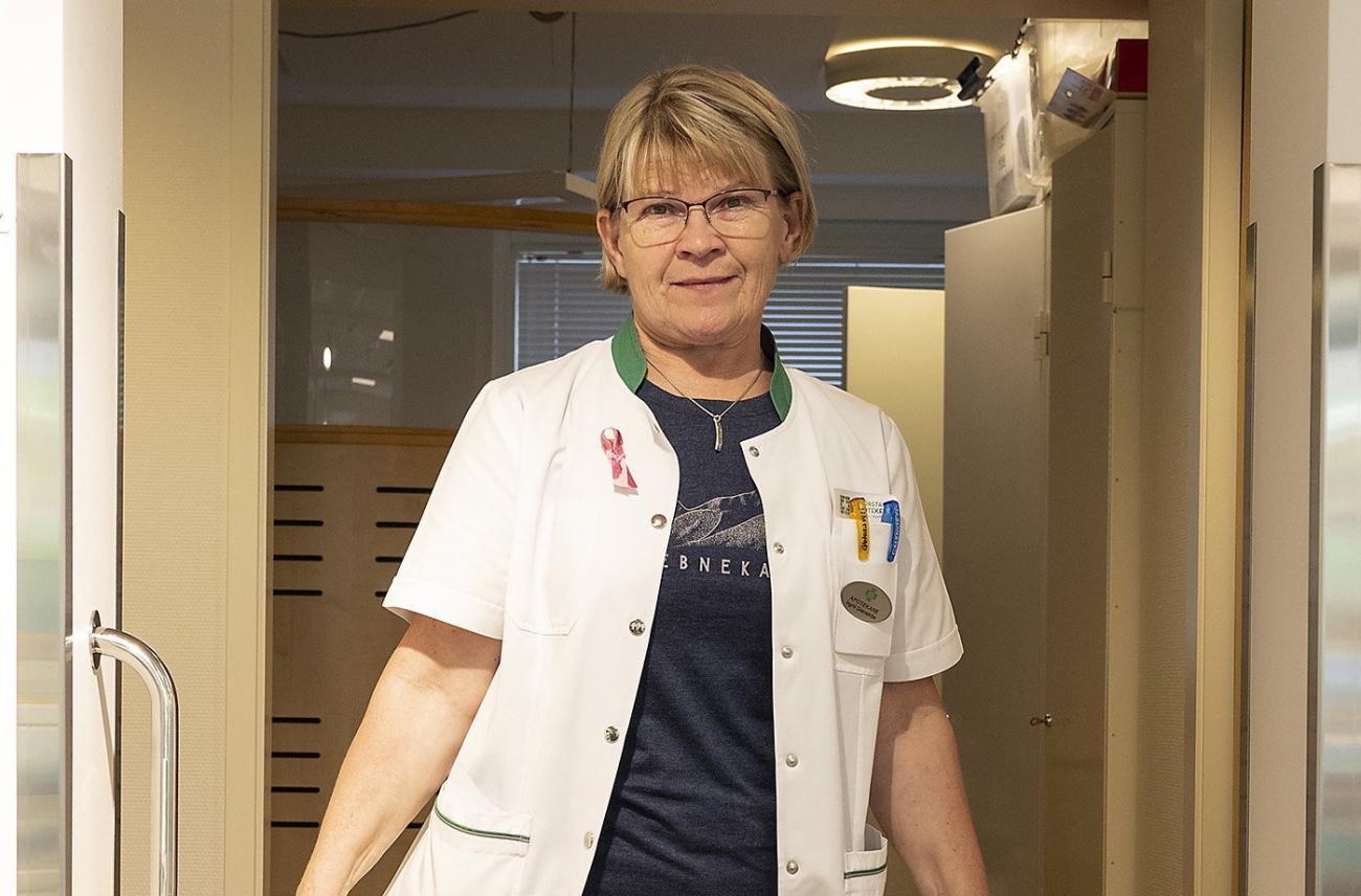 Läkemedelsavfallet läggs i stora, gula kärl på apoteket. ”När vi har fyra, fem stycken som är fulla ringer vi Ålands problemavfall som kommer och hämtar dem”, säger apotekaren Ingrid Qvarnström.