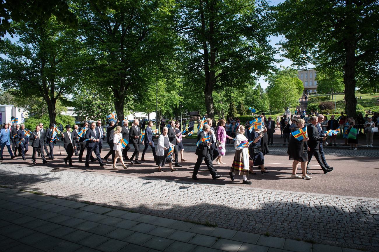Förutom lagtingets traditionella uppvaktning vid Julius Sundbloms staty blir det en sommarfest på Torget när Ålands självstyrelse i dag fyller 101 år.