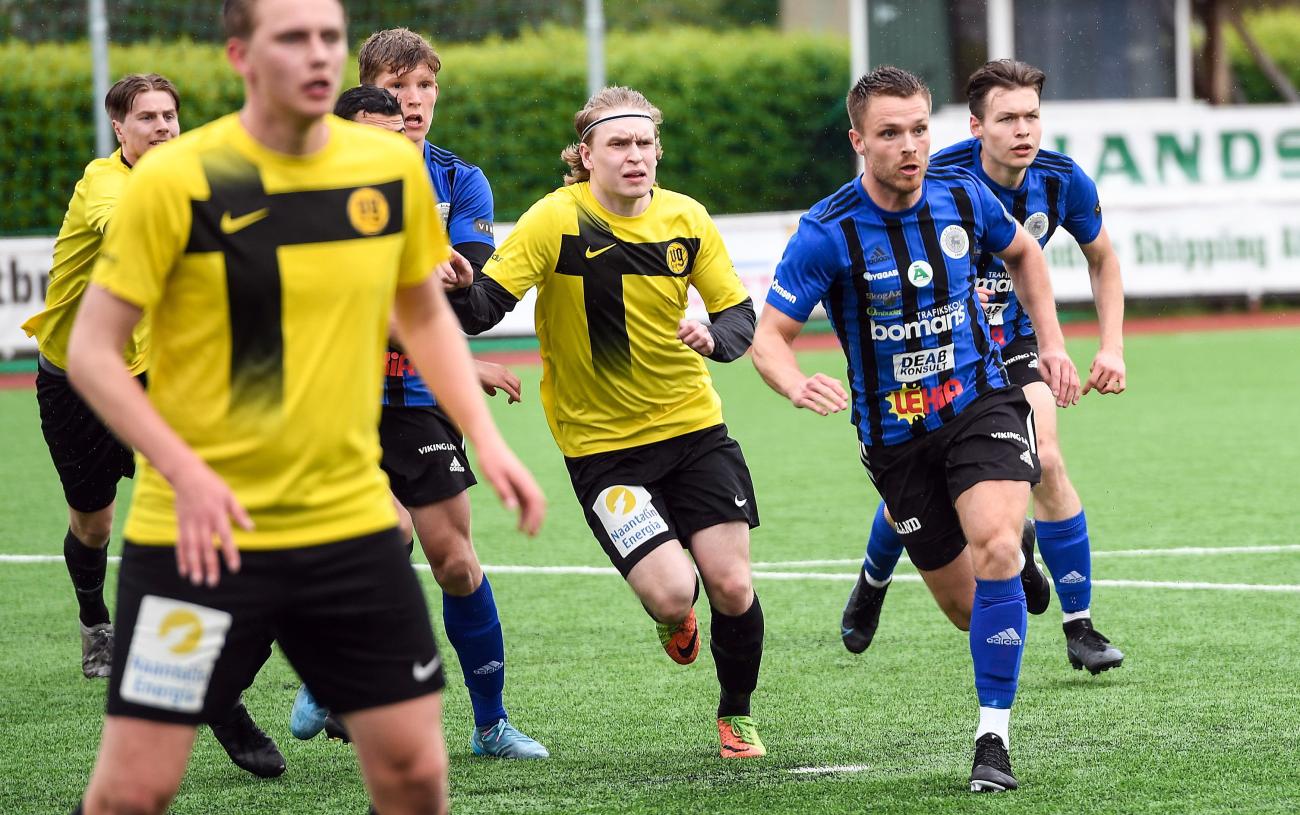 Fotboll, FC Åland, Daniel Boman *** Local Caption *** @Bildtext:Daniel Boman  till höger framför Michael Fonsell  stod för det förlösande 1-0-målet med tjugo minuter kvar att spela.@Normal:<@Foto>Foto: Daniel Eriksson