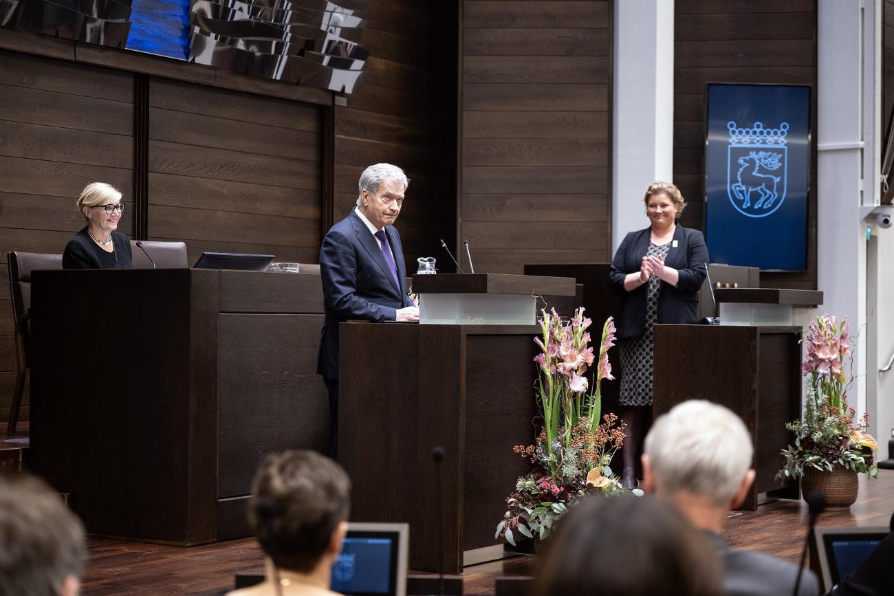 Finlands president Sauli Niinistö medverkade vid öppnandet av det nya lagtingsåret. En efterföljande presskonferensen hölls delvis på finska, det hade varit snyggt om presidenten besvarat frågorna på svenska i stället.
