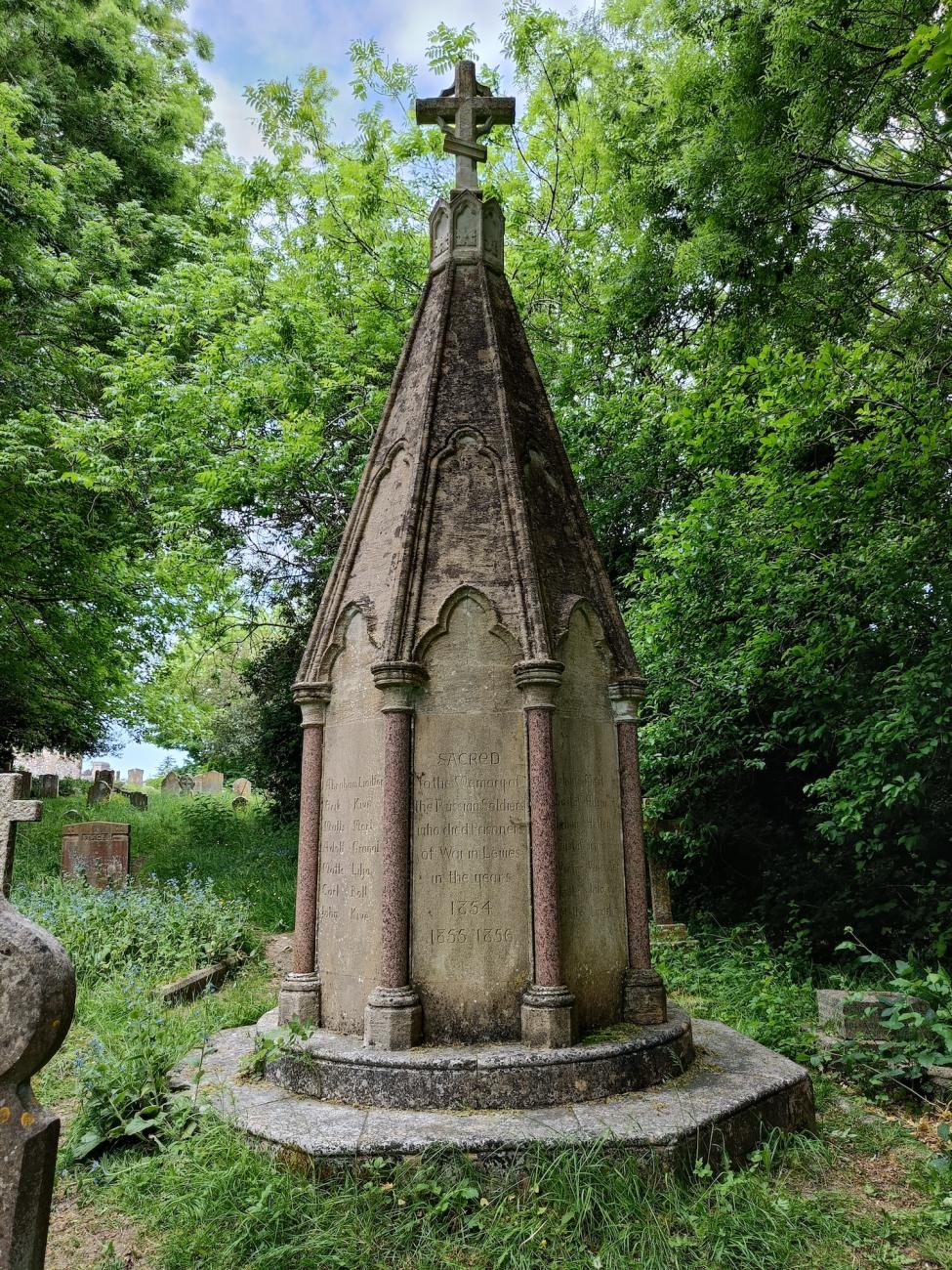 År 1877 bekostade tsar Alexander II ett minnesmärke över Grenadjärskarpskyttarna på St. Johns kyrkogård i Lewes. Det fick felaktigt ett ortodoxt kors. Det restaurerades på 2000-talet med landskapsregeringens stöd. Pirjo-Liisa Niinimäki