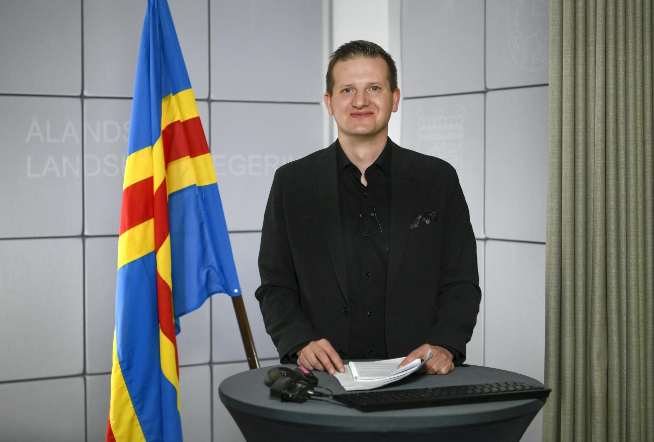 Förvaltningschef John Eriksson är högst betald bland landskapets och kommunernas chefer med 12.261 euro i månadslön.