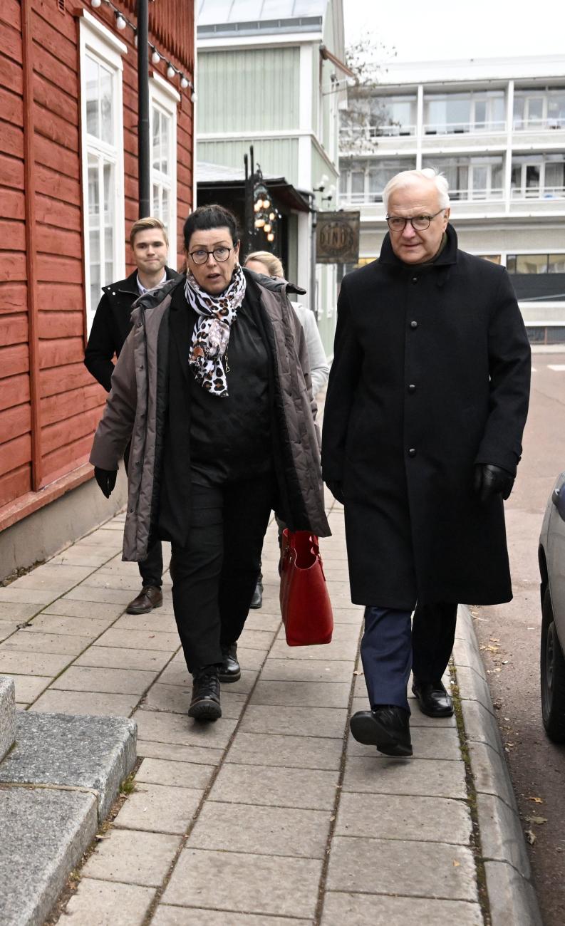 Presidentkandidat Olli Rehn (till höger) besökte Åland som en del av sin valkampanj och Åländsk center stod värd för besöket. På bilden syns också Centerns lagtingsledamot Jesper Josefsson och partiordförande Veronica Thörnroos (C). 