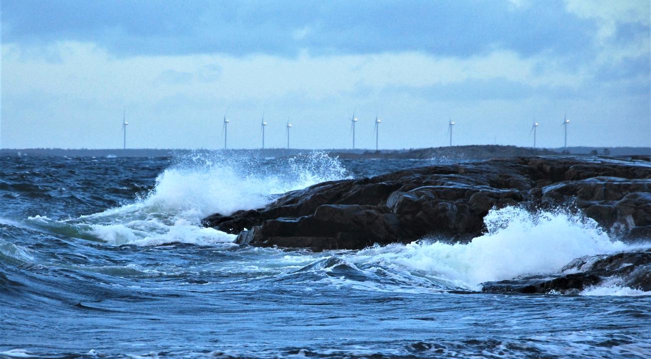 Vindkraftsparken på Långnabba i Eckerö syns milsvida omkring och dominerar med teleobjektivets hjälp bilden tagen vid kusten i Hammarudda.