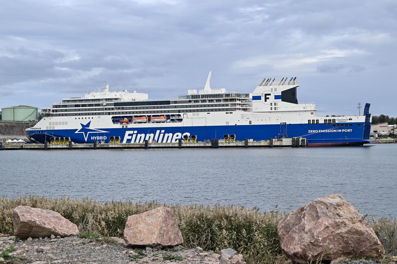 Finnlines nya fartyg Finnsirius har bidragit till en ökning av passagerare med 60 procent. Allt fler ålänningar syns ombord, enligt rederiet.