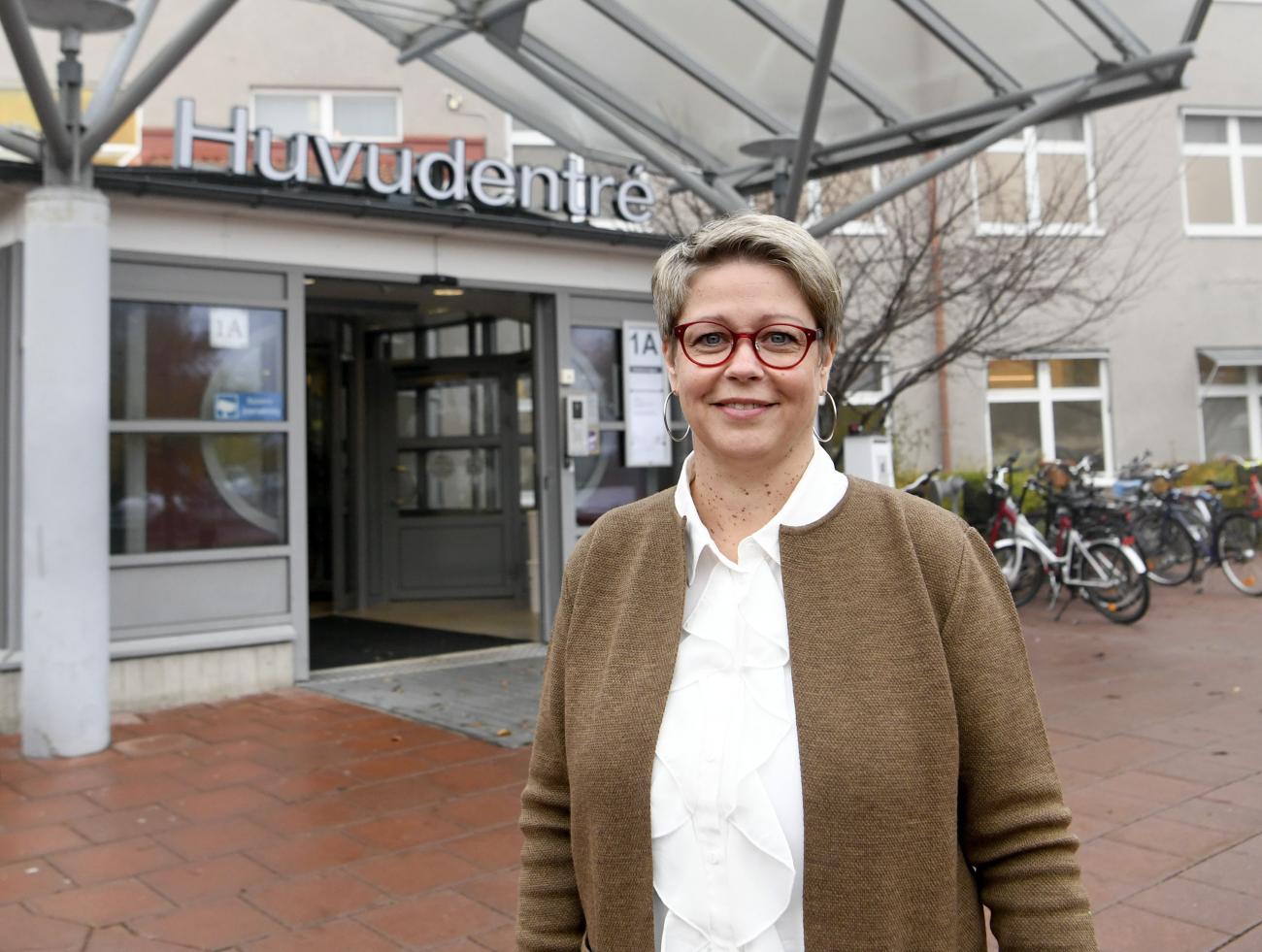 ÅHS-direktören Jeanette Pajunen är den högst betalda kvinnliga tjänstemannen med en lön på 10.995 euro.