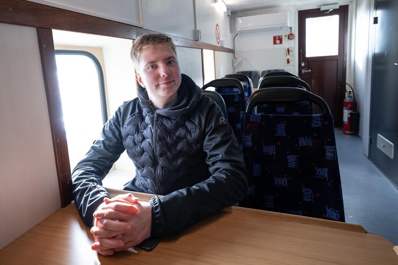 Alex Mikhailik, som är i Åland för att träffa kompisar och se sig om, tyckte att det var en trevlig, stor båt. Men han saknade möjlighet att köpa kaffe, te eller någon form av snacks.