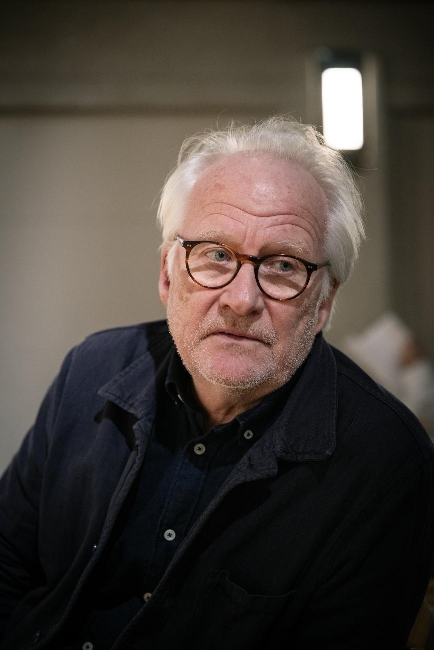 Den svenska regissören Olle Törnqvist har en lång teatererfarenhet och tar fram det bästa ur varje skådespelare.