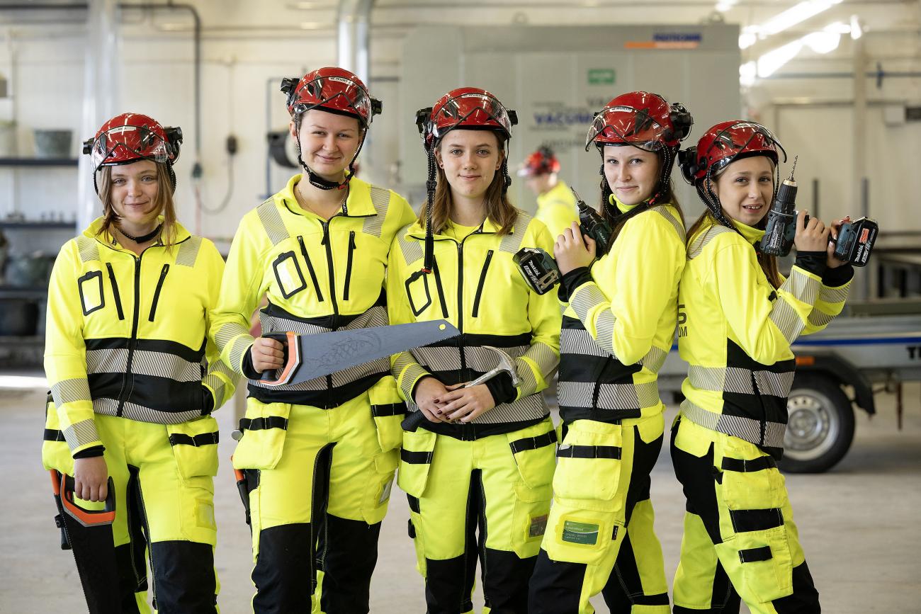 Megija Gaile, Emma Säll, Allis Blomqvist, Tyra Lundström och Tilda Hultgren (samt Jenna Skuthälla som inte var på plats under Ålandstidningens besök) utgör tillsammans nästan 43 procent av klassen. Så många tjejer har inte tidigare börjat bygglinjen tillsammans. 