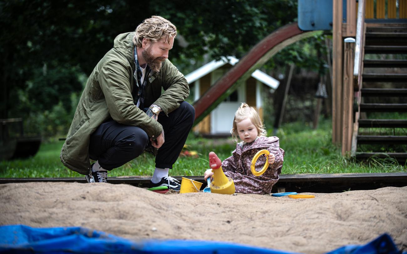 Iris Olsson-Lindqvist med pappa Sebastian Olsson-Lindqvist testar sandlådan i parken.