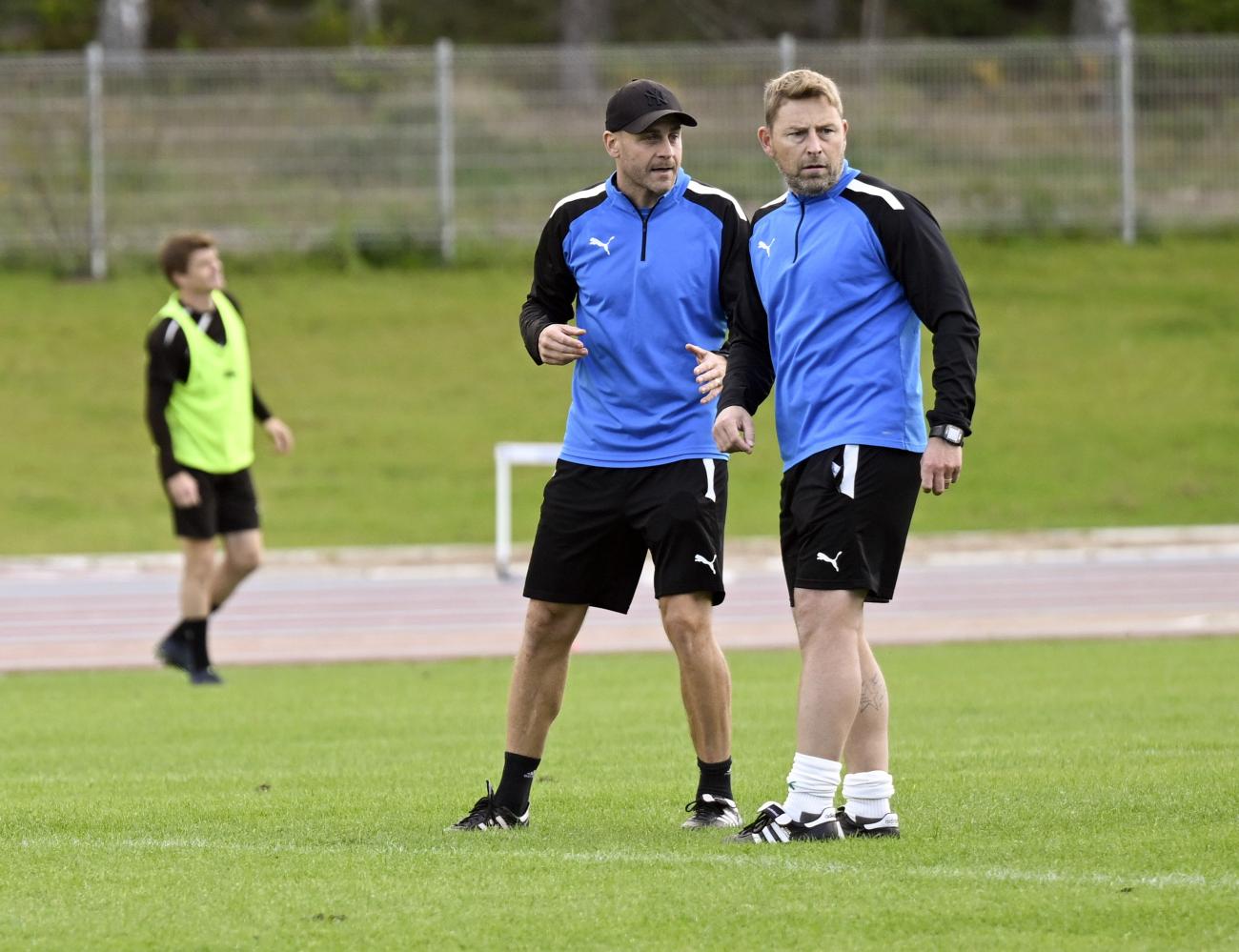Tränarduon Jimmy Wargh (till höger) och Daniel ”Daja” Sjölund (till vänster) gör vad de kan för att gjuta mod i spelartruppen. Läget är prekärt och kvällens möte med FC Haka är en så kallad ”måstematch”.