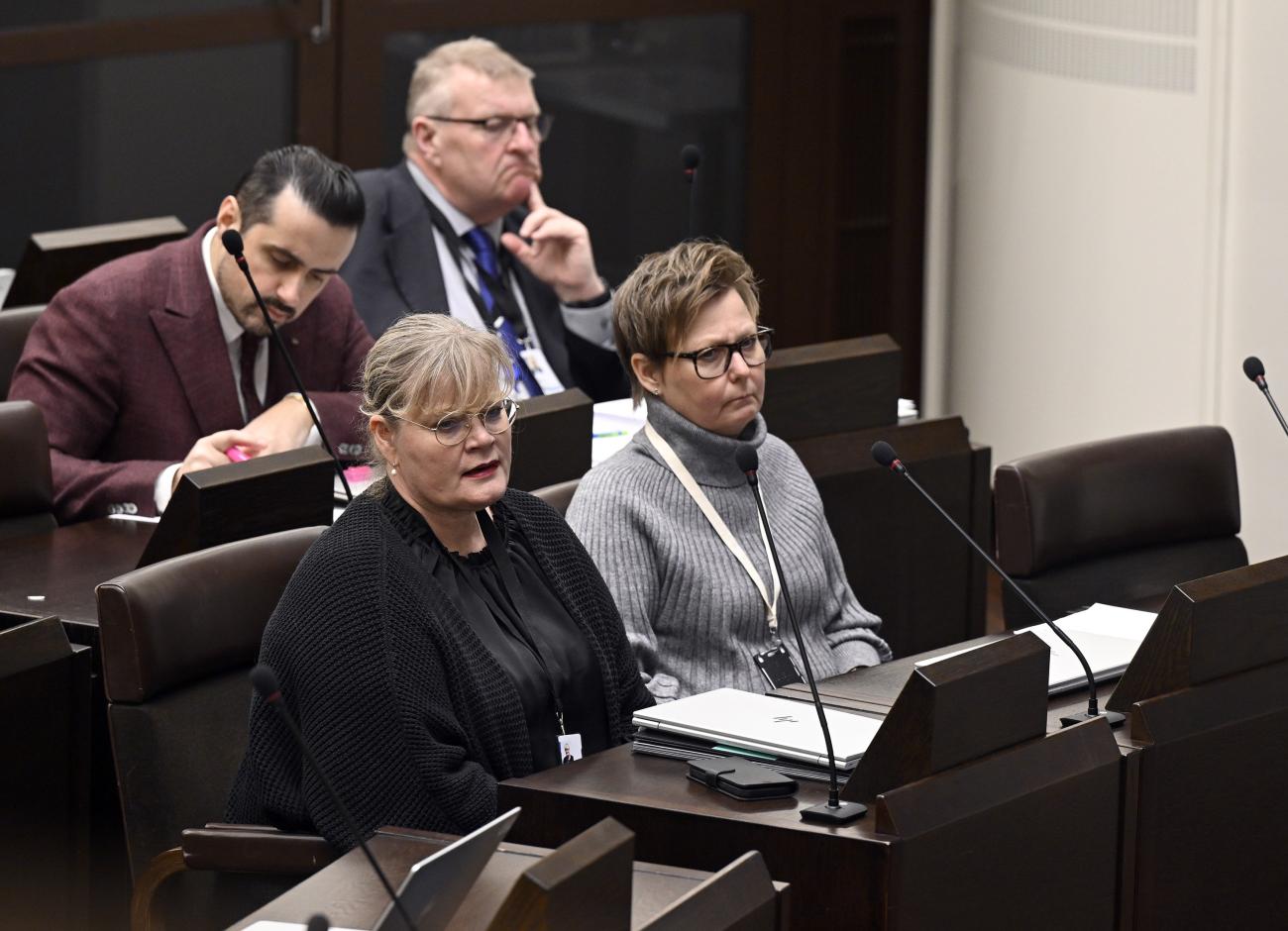 Annika Hambrudd (till höger i bild) har som första vice ordförande för Centern fått ta ledningen efter att Veronica Thörnroos meddelat att hon avgår som partiordförande. Till vänster om henne lantrådet Katrin Sjögren (Lib). 