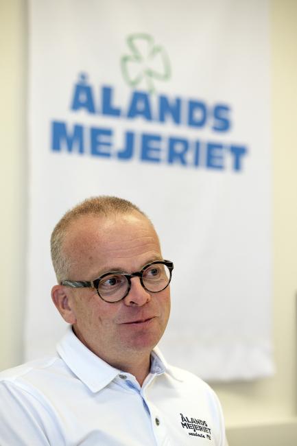 ”Vi har konsekvent kört på budskapet Åland sedan dess och det visade sig vara en genialisk förändring. Att prata om Åland skapar mycket positiva känslor hos konsumenterna i Finland”, säger Thomas Hackman.